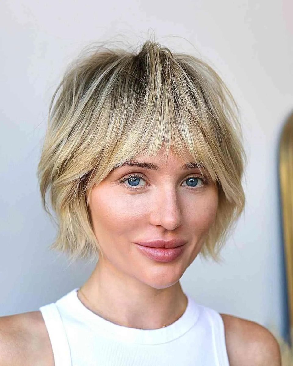 Nenáročný blond bixie účes