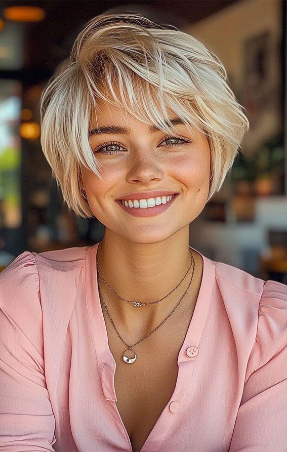 Blond bixie kulatý obličej