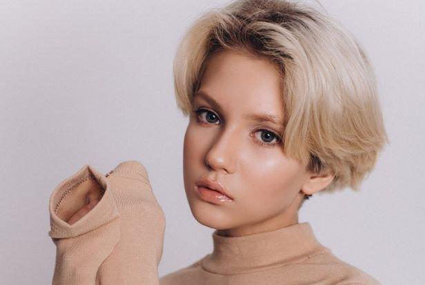 Minimalistický blond bixie