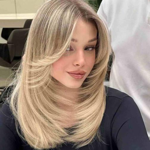 Blond motýlí střih vlasů