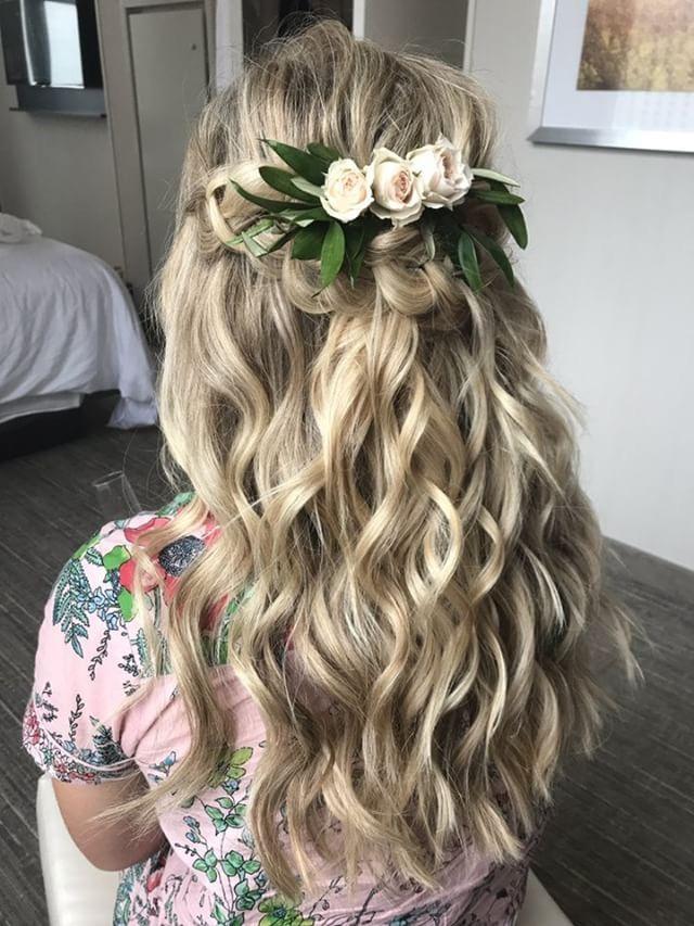 Boho účes s květinami