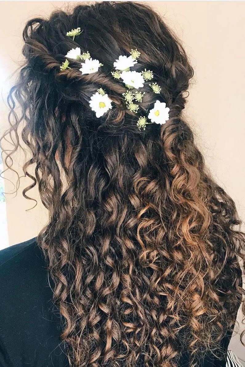 Boho polorozpuštěné vlasy s květy
