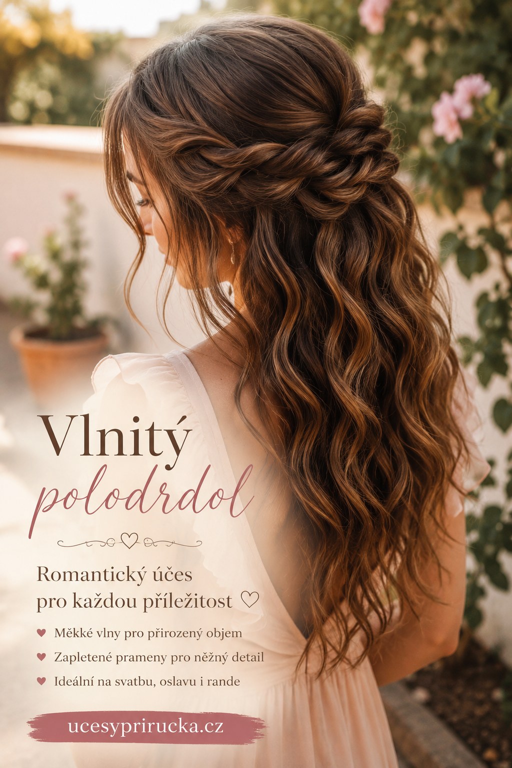 Vlnitý polodrdol jako romantický účes na promoce se zapletenými prameny vzadu