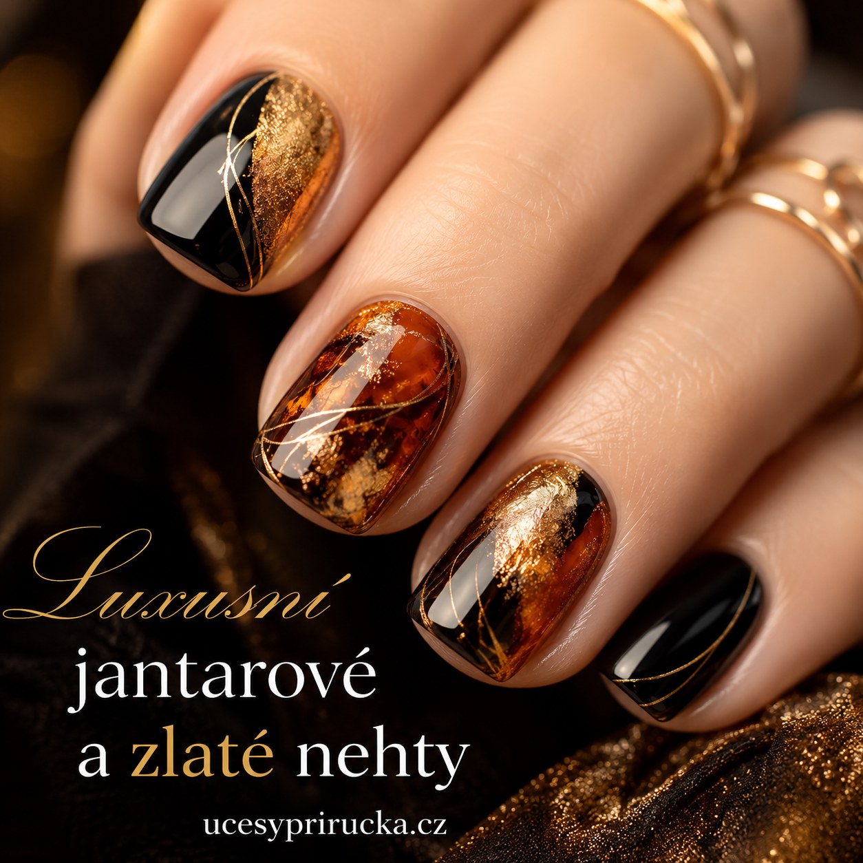 Luxusní jantarové a zlaté nehty s fóliovým efektem a tenkými linkami