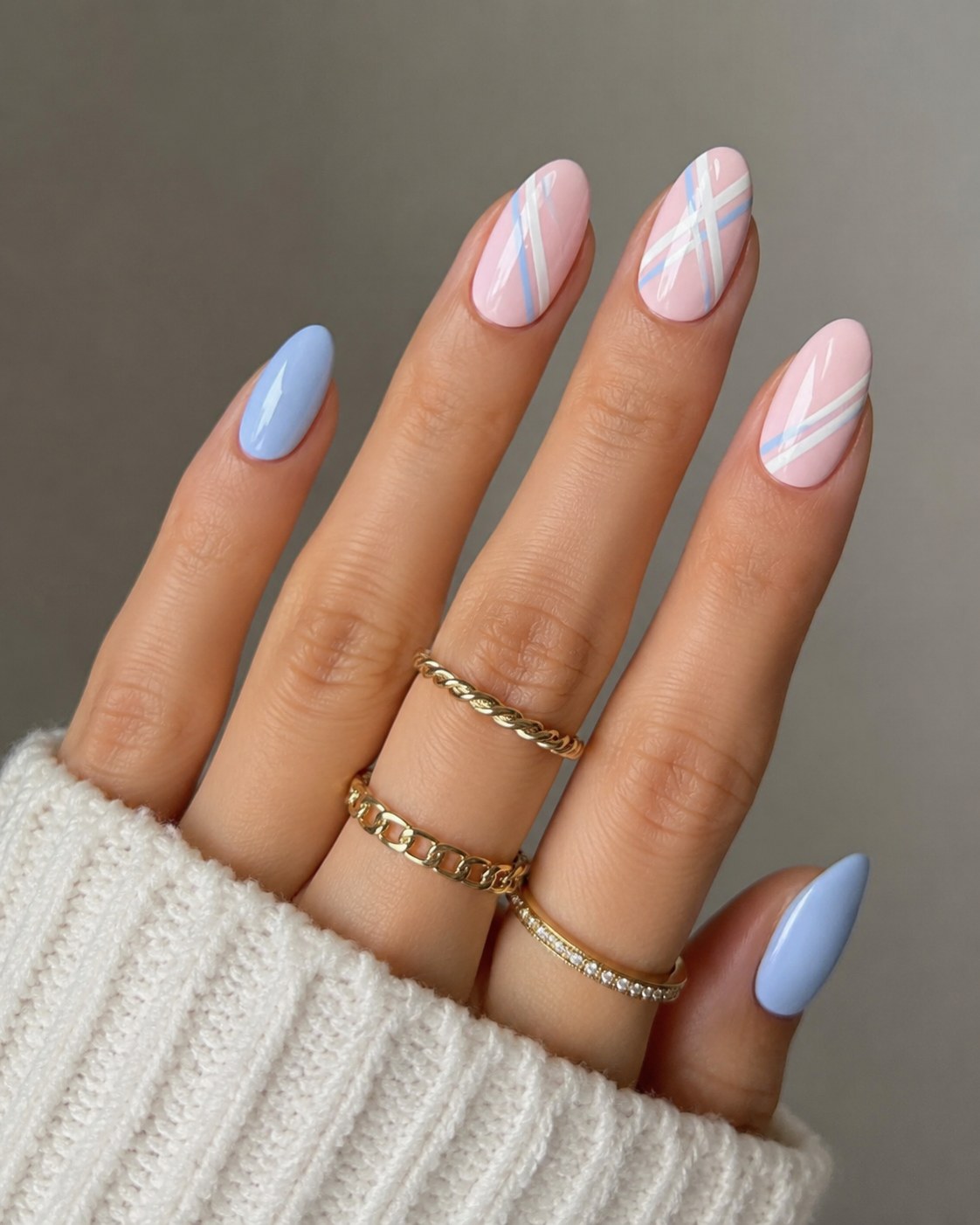 Pastelové modré a růžové letní nehty 2026 s liniovým nail artem