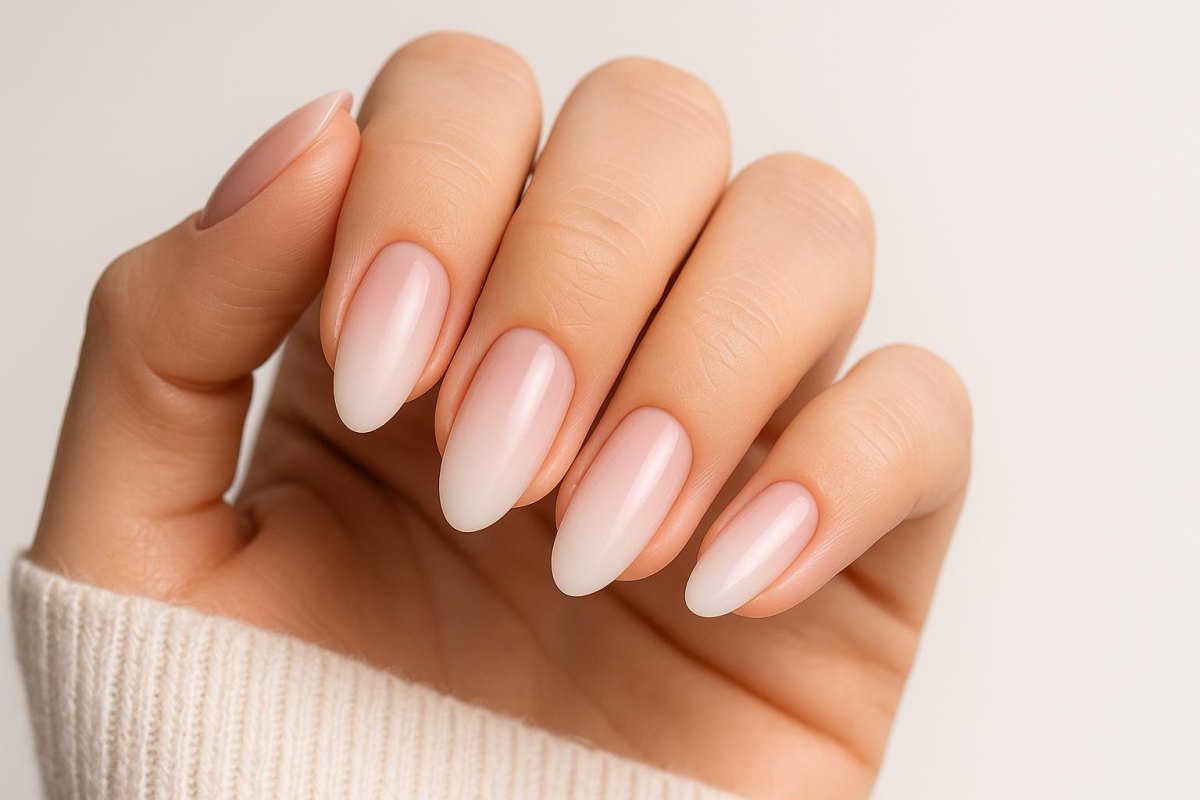 Minimalistické ombre nehty