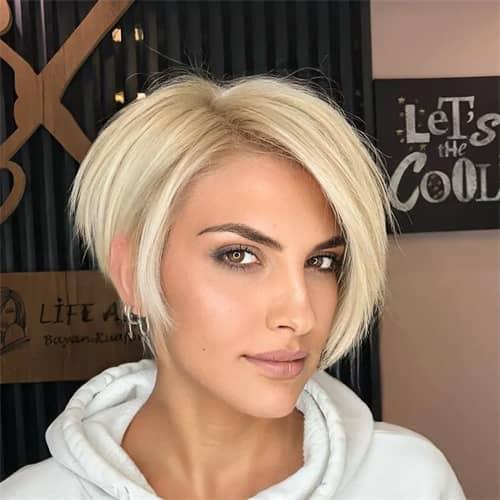 Asymetrický blond bixie střih