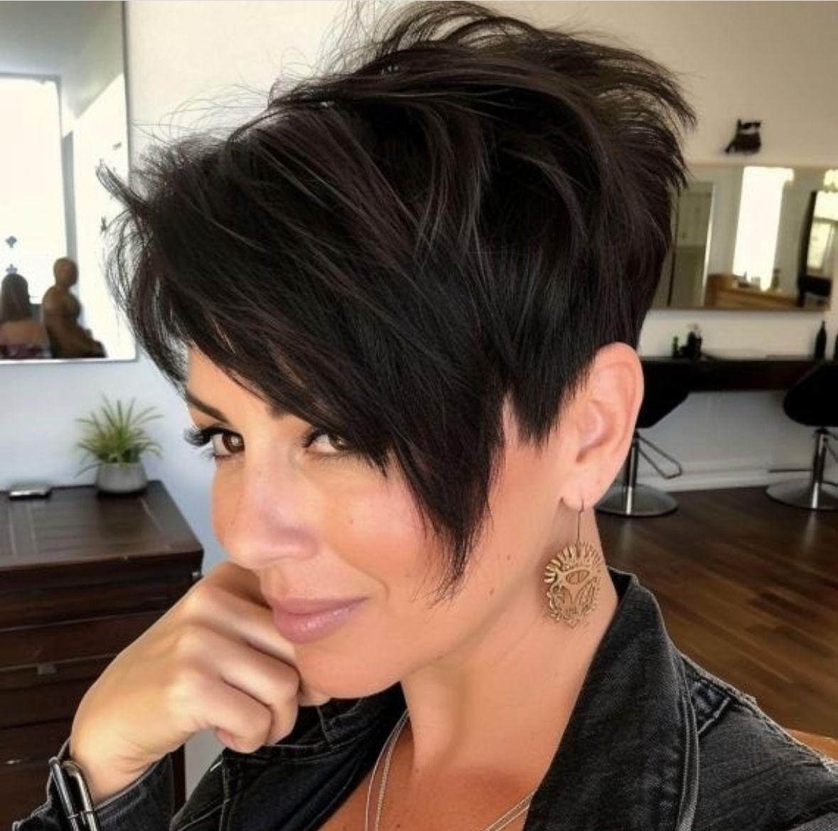 Pixie cut s delší ofinou