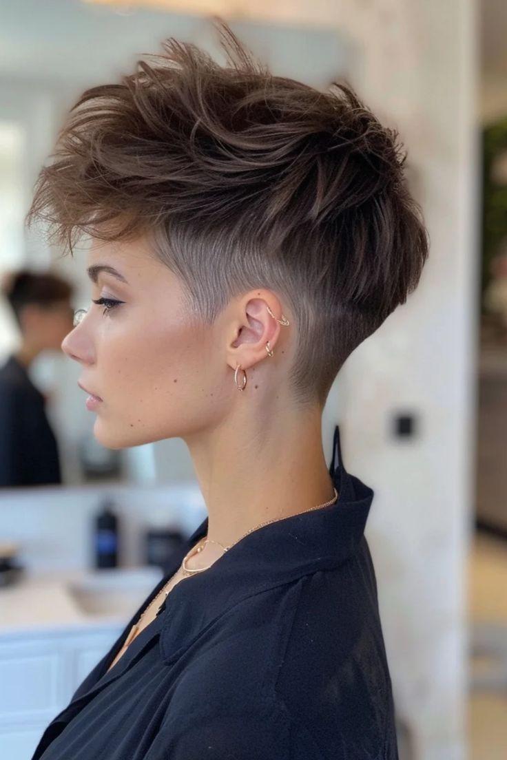 Moderní pixie střih s podholením
