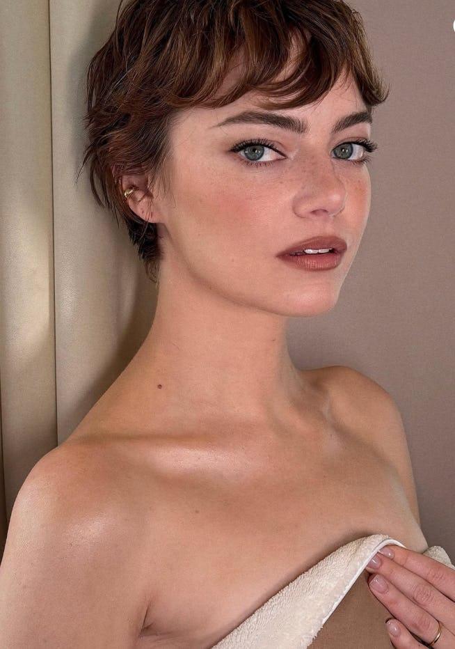 Moderní 90s pixie střih