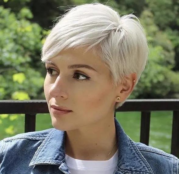 Platinový blond pixie střih