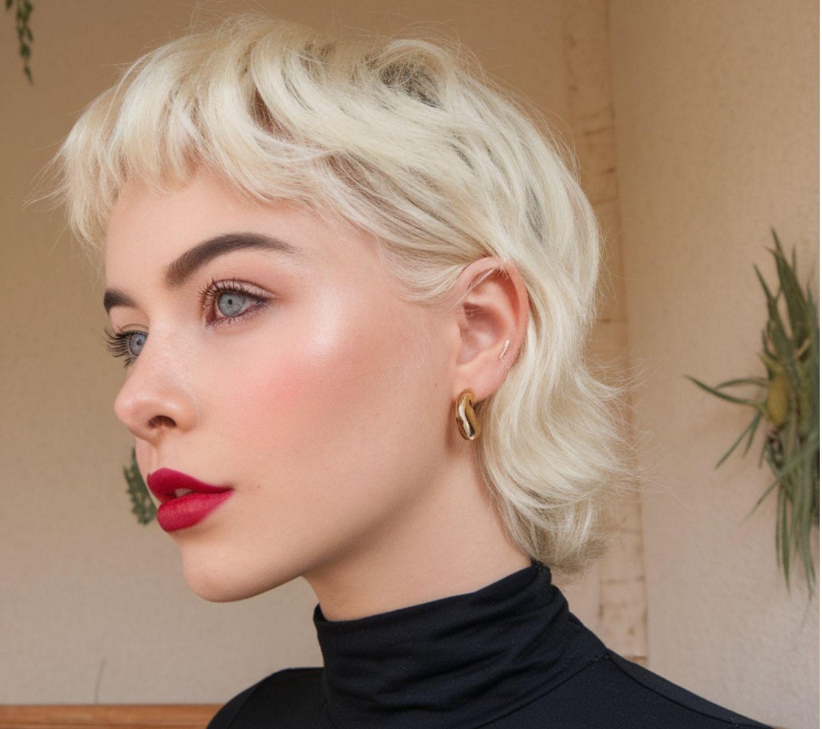 Platinový blond bixie střih
