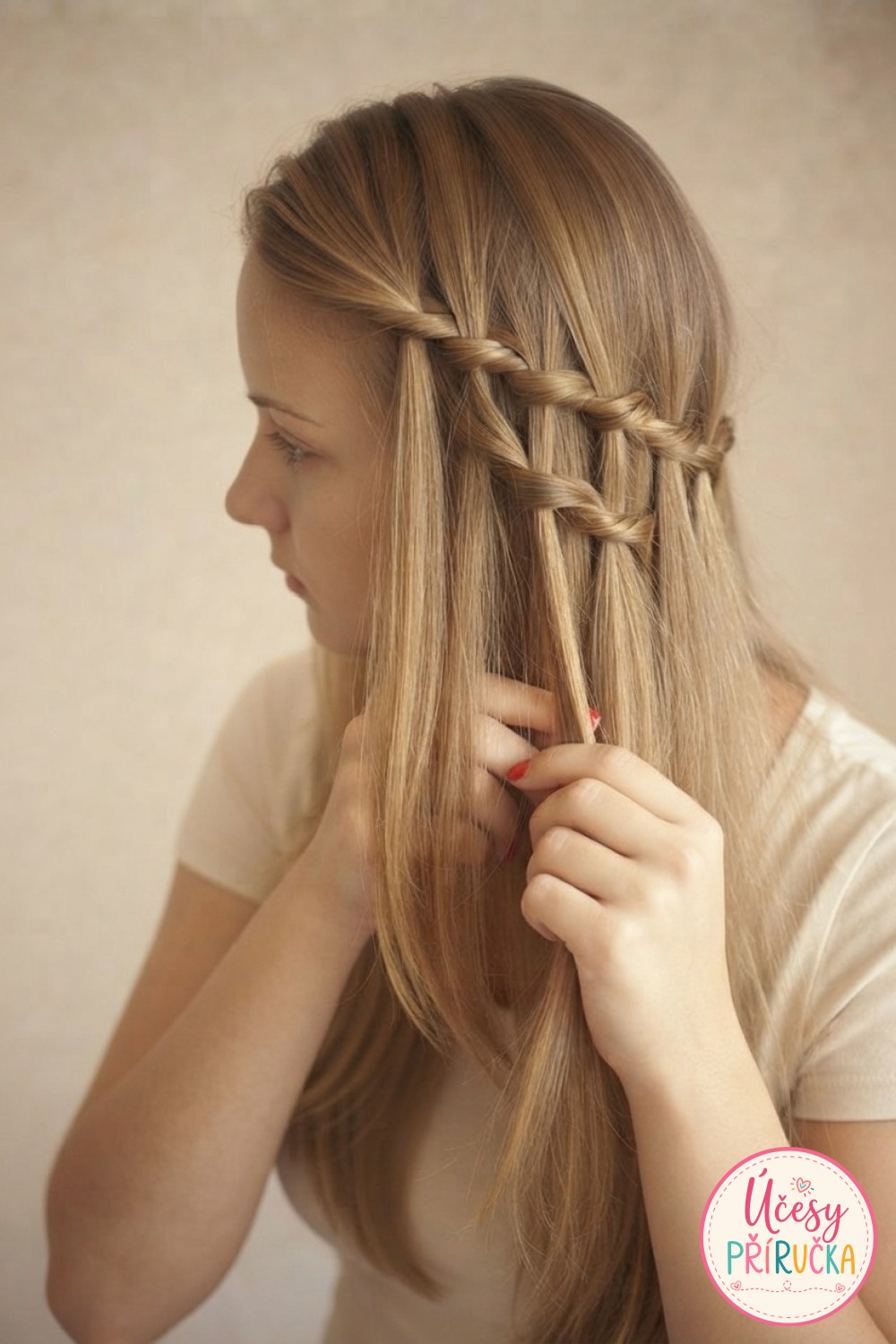 Tři twisty za sebou ukazují typický vzhled twist vodopádového copu s kaskádou volných pramenů.