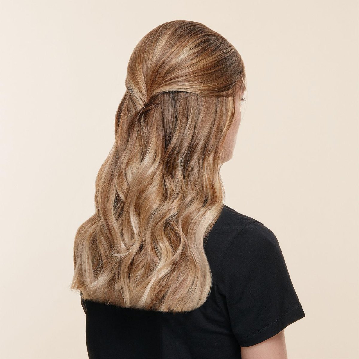 Vlasy sepnuté dozadu sponkou