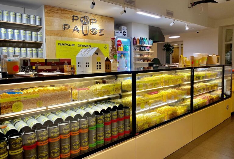 POP PAUSE POPCORN CAFE ChIJd4F W9uVC0cRgSlYRwCEczU 1 768x523